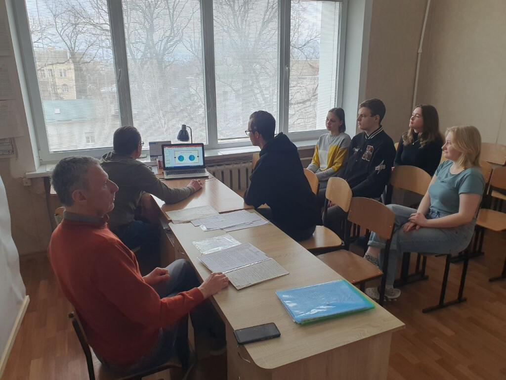 Засідання СНД. Розбір презентацій студентських наукових праць.